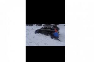 Știri Romania: Un cuplu a ramas inzapezit pe un sector de drum inchis. Jandarmii montani au intervenit pentru salvarea celor doi soti