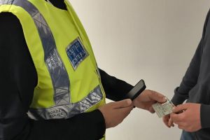 Trei tineri cu condamnări pentru tentativă de omor, depistaţi pe Aeroportul Internaţional „George Enescu” Bacău