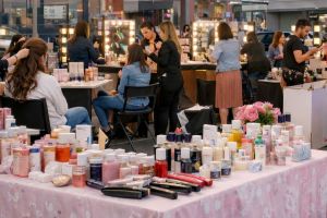 Caravana Frumuseţii ajunge la Bistriţa cu experienţe de beauty gratuite