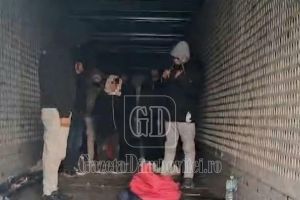 Migranţi ilegali minori din Egipt, descoperiţi într-un TIR pe A1, în dreptul localităţii Ulieşti