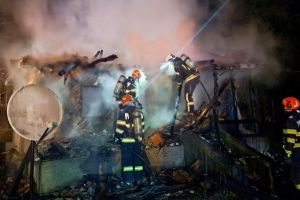 Sfârşit tragic în Tigveni: un bărbat a murit carbonizat după ce casa i-a luat foc în miez de noapte