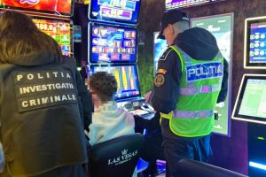FOTO Raid al poliţiştilor în sălile de jocuri din Botoşani. S-a lăsat şi cu amenzi!