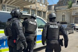 Când o cauţi cu lumânarea! Un botoşănean şi-a scos brăţara de supraveghere, s-a dus la casa concubinei şi i-a făcut un scandal monstru. Poliţiştii l-au „răcorit”