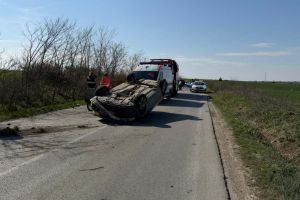 Maşină răsturnată între Alioş şi Maşloc. Un pasager a ajuns la spital