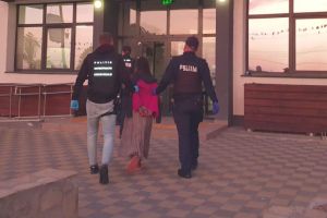 Femeie din Botoşani reţinută de poliţişti după ce a „buzunărit” un bătrân în Piaţa Centrală