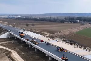 Autostrada A7 Adjud – Bacău: structuri majore, asfaltări şi montarea parapetelor