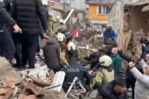 Mia multe persoane au fost ranite in urma prabusirii a doua cladiri in Istanbul