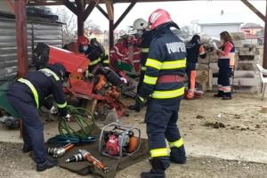 Accident grav în Cisnădioara: un bărbat a căzut de pe motocultor şi a fost prins sub utilaj