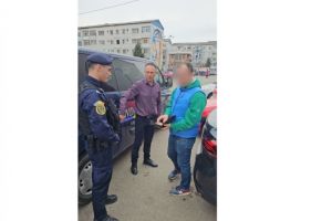 Gest de onoare: Un jandarm din Bacau a returnat o borseta cu 4.500 de euro 