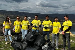 Tinerii AUR Vâlcea: acţiune de ecologizare pe malul Oltului, de Ziua Mondială a Apei