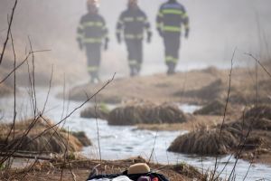 Descoperire macabră în judeţul Buzău. O femeie dispărută, găsită moartă în albia râului Bâsca