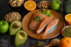 Dieta corecta poate amana menopauza si proteja sanatatea femeilor. Ce spune nutritionistul 