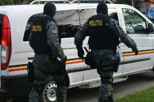 Scandal între vecini, încheiat cu reţinere, din cauză că  muzica era dată prea tare