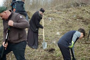 FOTO Gestul neaşteptat al unui stareţ din Botoşani pentru voluntarii care plantau o pădure în judeţ. „Noi am gustat din rai astăzi”