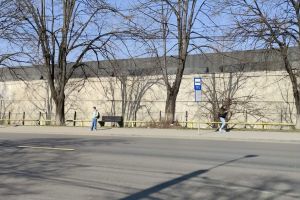 FOTO Transport în comun în bătaie de joc. Botoşaniul, municipiul în care călătorii aşteaptă autobuzele în ploaie