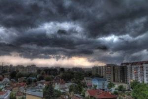 PROGNOZA METEO în următoarele două săptămâni. Ploi, furtuni şi temperaturi de 30 de grade în mare parte din ţară