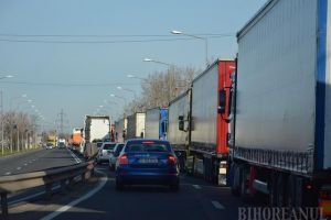 Cozi imense la Borş: Şoferii de camioane aşteaptă din nou cu orele să iasă din ţară