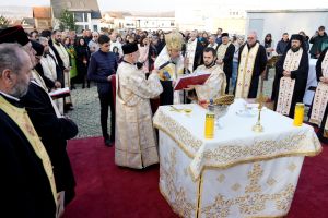Biserică nouă la Șelimbăr: Mitropolitul Ardealului a sfinţit piatra de temelie / foto