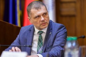 Senatorul PNL Silviu Cosa critica jocul pe roluri dintre PSD si AUR. Unul franeaza, celalalt claxoneaza