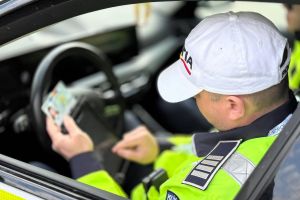 20 de şoferi au rămas fără permis pe un drum european din Botoşani după un control de rutină al poliţiştilor