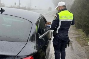Peste 420 de amenzi aplicate şi 48 de permise auto reţinute de poliţiştii olteni, în acest weekend