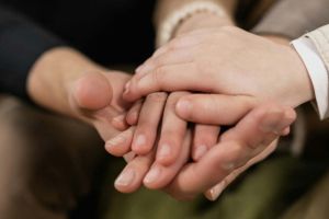 „Poveşti cu suflet” la Timişoara. Muzica şi arta se unesc pentru a-i oferi o şansă la viaţă unui copil de 10 ani