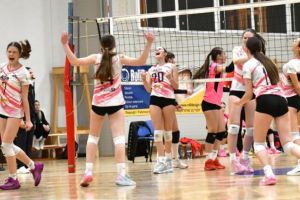 Voleibalistele de la Champions Sibiu U15, calificate la Turneul Semifinal 2. ”Fetele au arătat caracter”