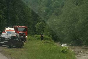 Două persoane au ajuns la spital după ce au căzut cu maşina în râul Sălăuţa