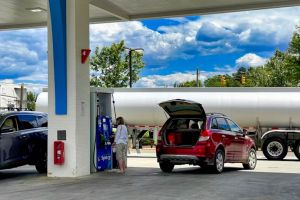 Guvernul plafonează adaosul comercial la preţurile la benzină şi motorină