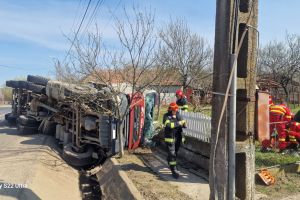 FOTO. Accident grav! Camion răsturnat în judeţul Satu Mare; au intervenit pompierii