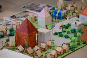 Cum si-au imaginat copiii ca ar trebui sa arate orasele in care locuiesc. Machete in expozitie