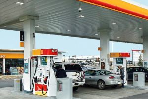 Guvernul pregăteşte declararea stării de urgenţă pe piaţa petrolului. Măsuri pentru limitarea preţurilor la carburanţi