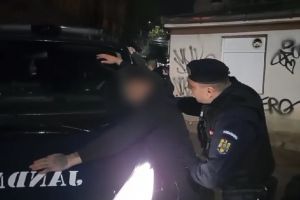 VIDEO Bărbat din Botoşani prins de jandarmi cu droguri. Vezi cum a reacţionat!