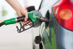 Guvernul declara stare de criză pe piaţa petrolului şi plafonează adaosul comercial la carburanţi