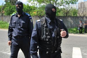 Percheziţii domiciliare în Harghita. Vezi ce au ridicat poliţiştii şi pentru ce sunt cercetaţi un bărbat şi o femeie