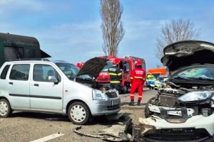 Accident pe DN2! Două autoturisme şi un autocamion implicate!