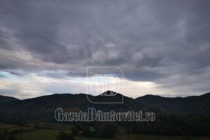 Vreme închisă şi ploi slabe, urmate de o încălzire uşoară