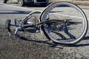 Biciclistă (73 ani) transportată de urgenţă la spital. O maşină a dat peste ea, în judeţul Satu Mare