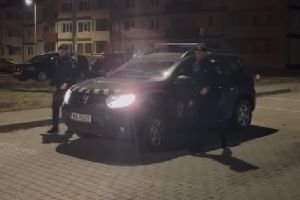 FOTO Doi bărbaţi din Botoşani, care jucau barbut, pe stradă, sancţionaţi de jandarmi. Au rămas şi fără bani