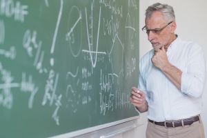 Profesorii şi cercetătorii pierd aproape jumătate din sporul de doctorat