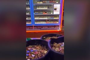 VIDEO. Am cersit marunt prin magazine. Gestul inedit al unui sofer care a strans monede pentru a face plinul la benzinarie