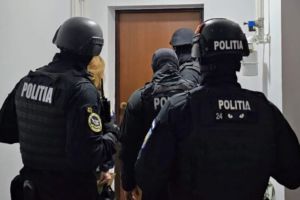 Doi tineri arestaţi: au furat unelte şi materiale de zeci de mii de lei dintr-un şantier