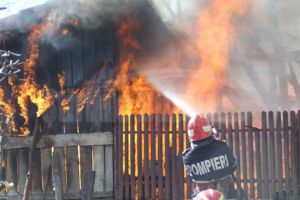 Incendiu puternic la o locuinţă din Breaza. Un bărbat a suferit arsuri grave