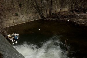 Zeci de saci de deşeuri strânşi în doar două ore, pe malul pârâului Nehoiu
