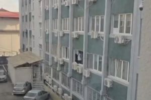 Ancheta internă la IPJ Vâlcea, după ce o poliţistă a fost filmată cum spăla geamurile instituţiei 