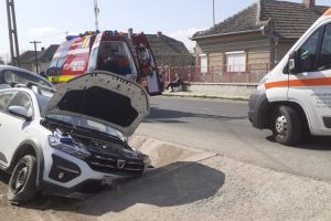 FOTO.  A explodat un pneu şi au ajuns cu maşina în şanţ. Accident cu 5 persoane implicate în judeţul Satu Mare