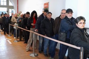 Cozi uriaşe la ghişeele de taxe şi impozite: sibienii s-au înghesuit să profite de reducerea de 10 la sută / foto video