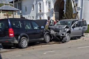 Accidentul de lângă Mănăstirea Sfintei Cruci din Oradea: au fost implicate două maşini Land Rover, una depăşea pe linie continuă