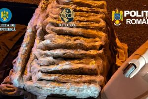 Captura la Nadlac: Zeci de kilograme de canabis descoperite in trolerele unui cetatean strain venit din Spania