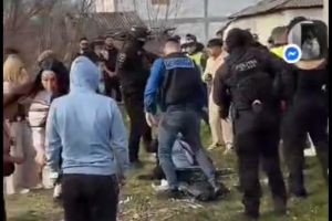 FOTO & VIDEO Percheziţii astăzi într-o localitate din Botoşani. Scandal făcut de persoanele vizate de acţiunea Poliţiei